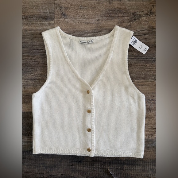 Abercrombie & Fitch Tops - Abercrombie & Fitch size XL MARA Rib Knit Crest Button Up Sweater Vest in Cream